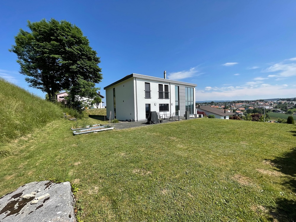 Modernes Einfamilienhaus mit Garten und Fernblick