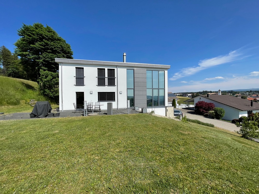 Modernes Einfamilienhaus mit Garten und Weitblick