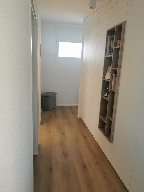 Heller Flur mit Einbauschränken