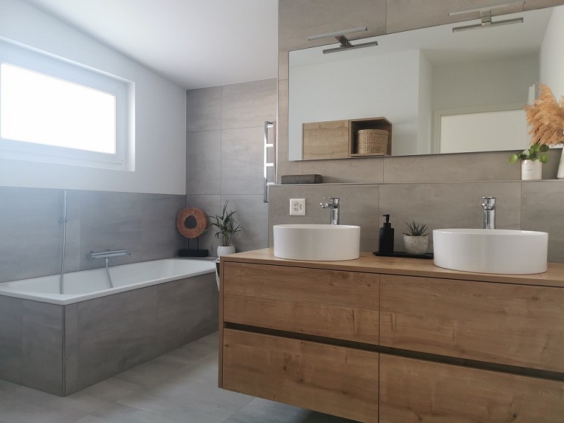 Modernes Badezimmer mit Doppelwaschtisch und Badewanne