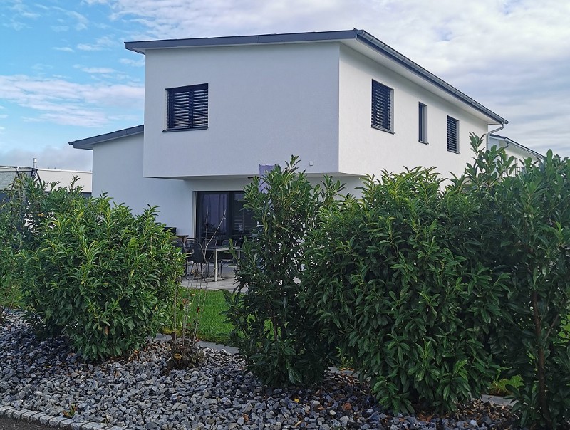 Modernes Einfamilienhaus mit Garten