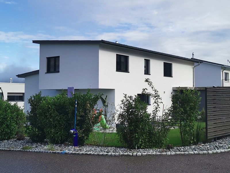 Modernes Einfamilienhaus mit Garten