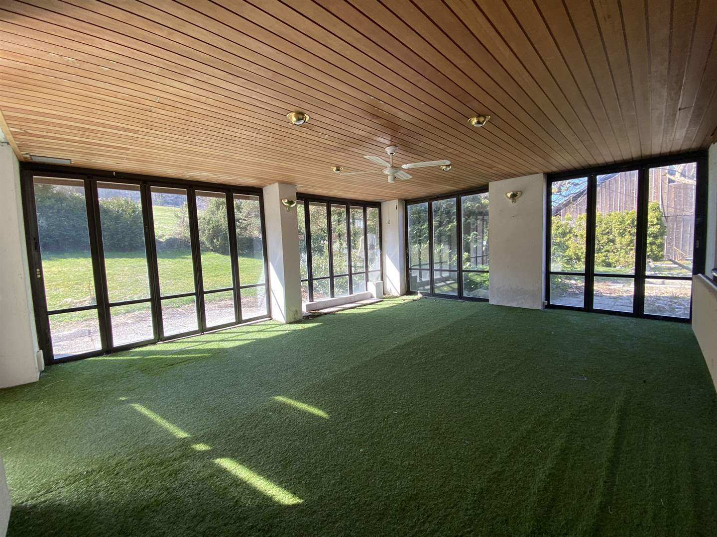 Verglaster Wintergarten mit Kunstgrasboden