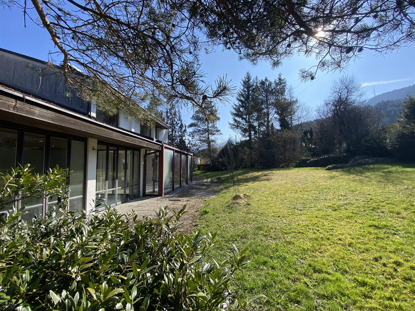 Haus mit großem Garten und Bergblick