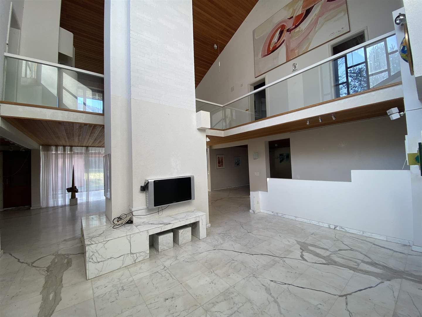 Großzügige moderne Wohnhalle mit Galerie