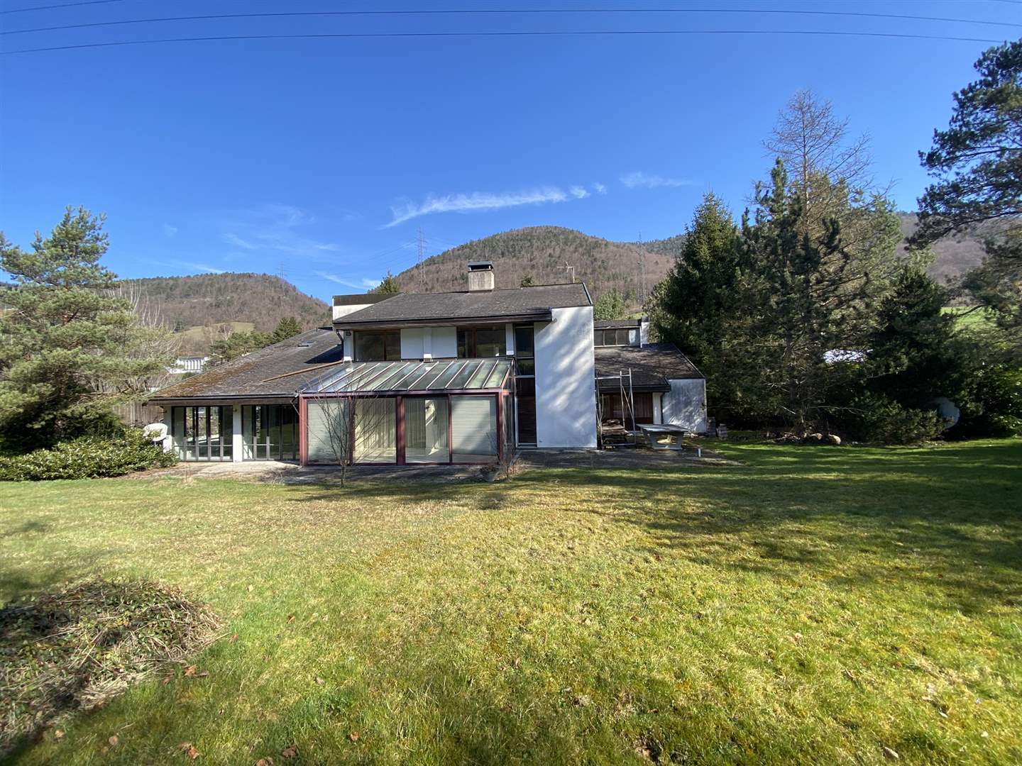 Haus mit großem Garten und Bergkulisse
