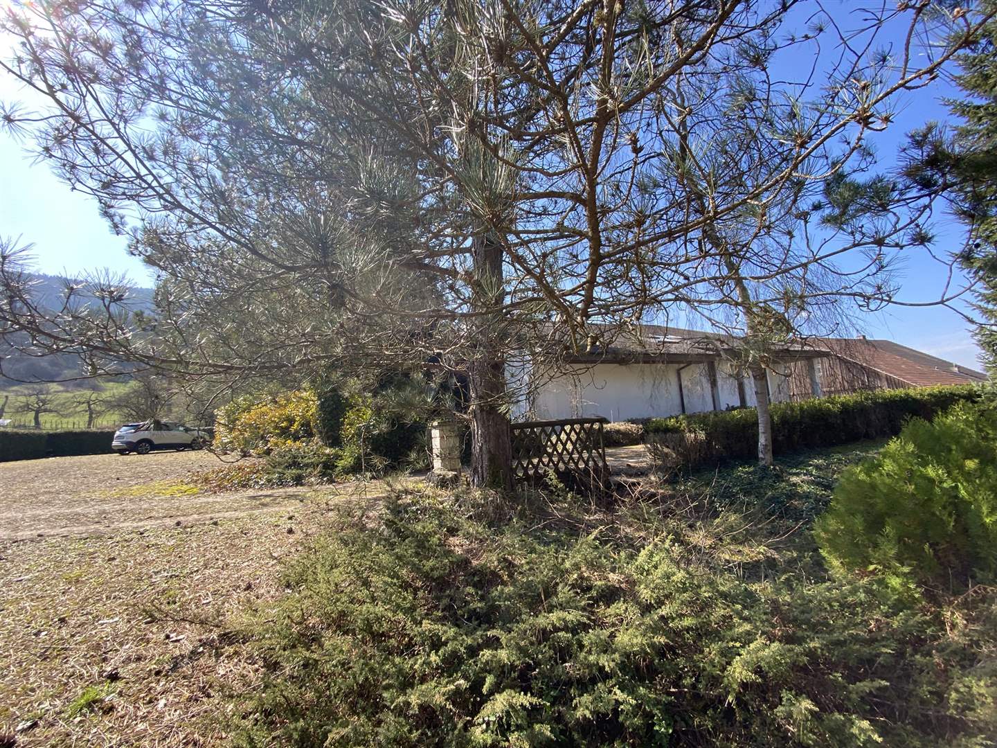 Ländliches Außenfoto mit Haus und Garten