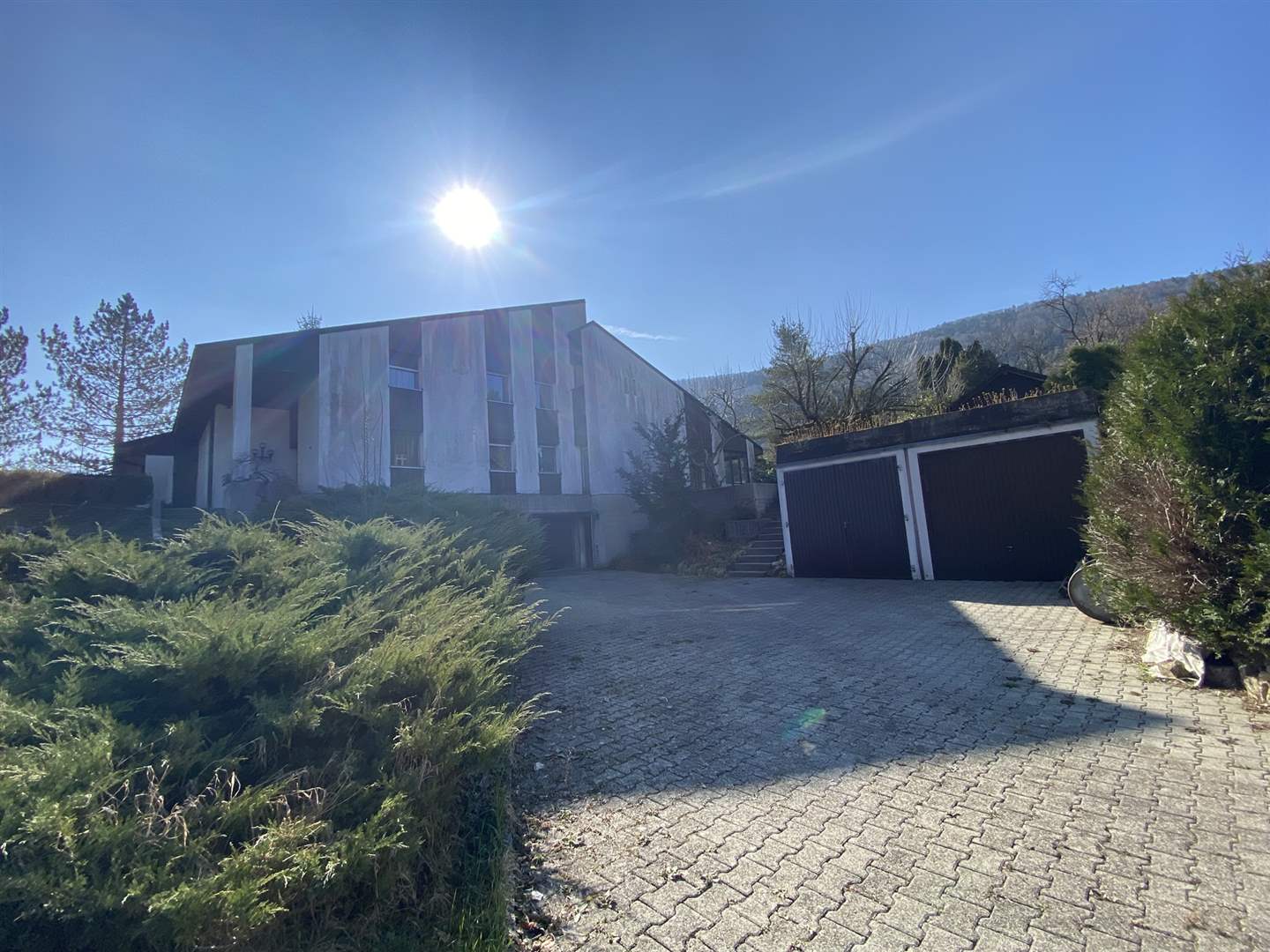 Modernes Haus mit großer Zufahrt und Garagen