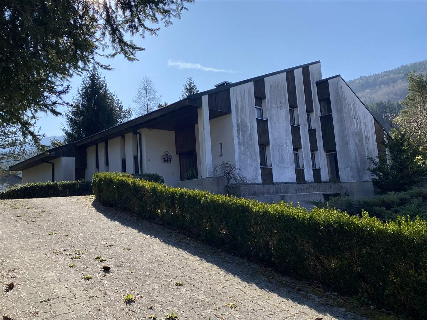 Modernes Haus in Hanglage mit Bergumgebung
