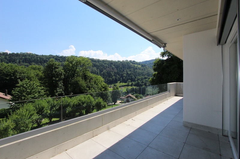 Balkon mit weitem Grünblick