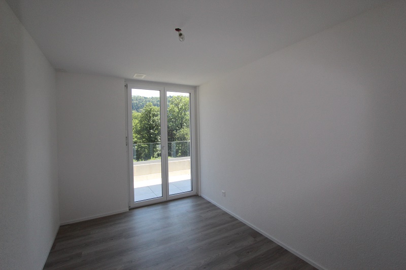 Leerer heller Raum mit Balkon-/Terrassentür