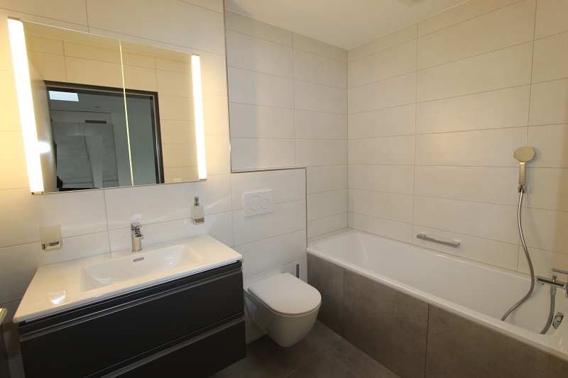 Modernes Badezimmer mit Wanne und Waschtisch