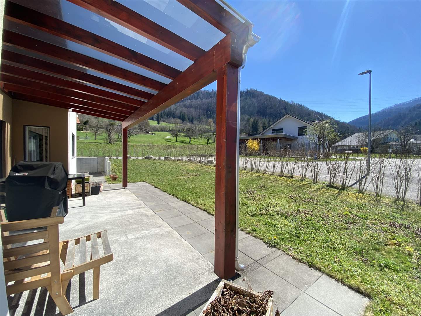 Terrasse mit Pergola und Bergblick