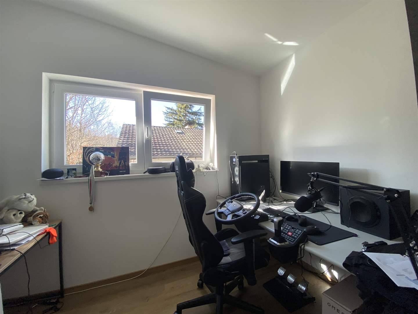 Homeoffice mit Gaming-Setup und Tageslichtfenster