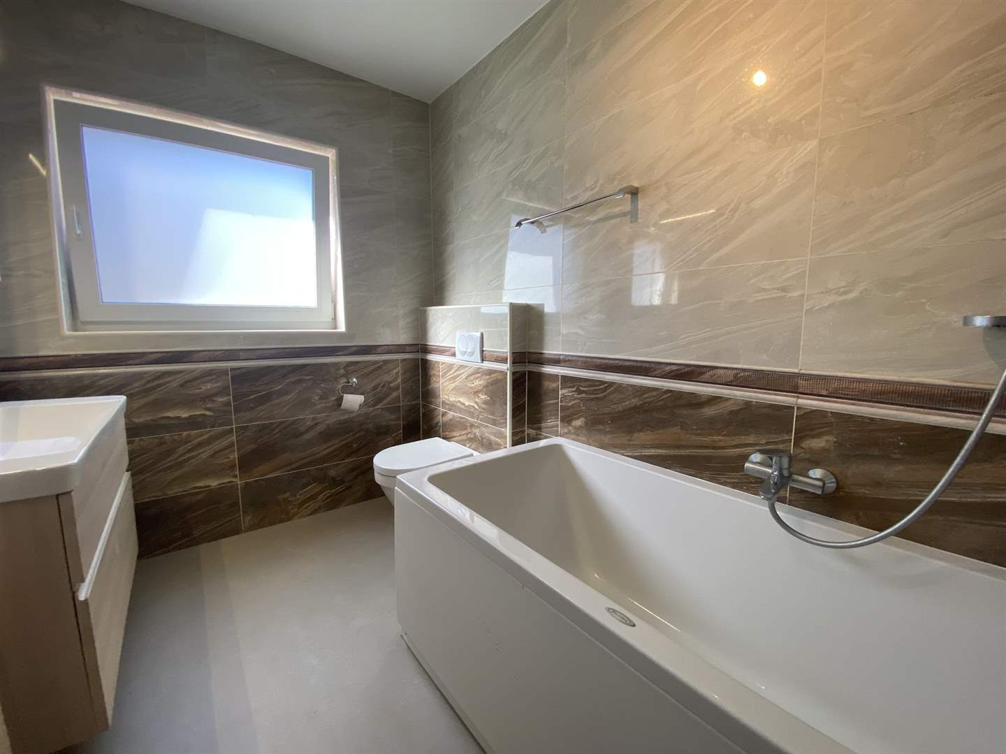 Modernes Badezimmer mit Badewanne