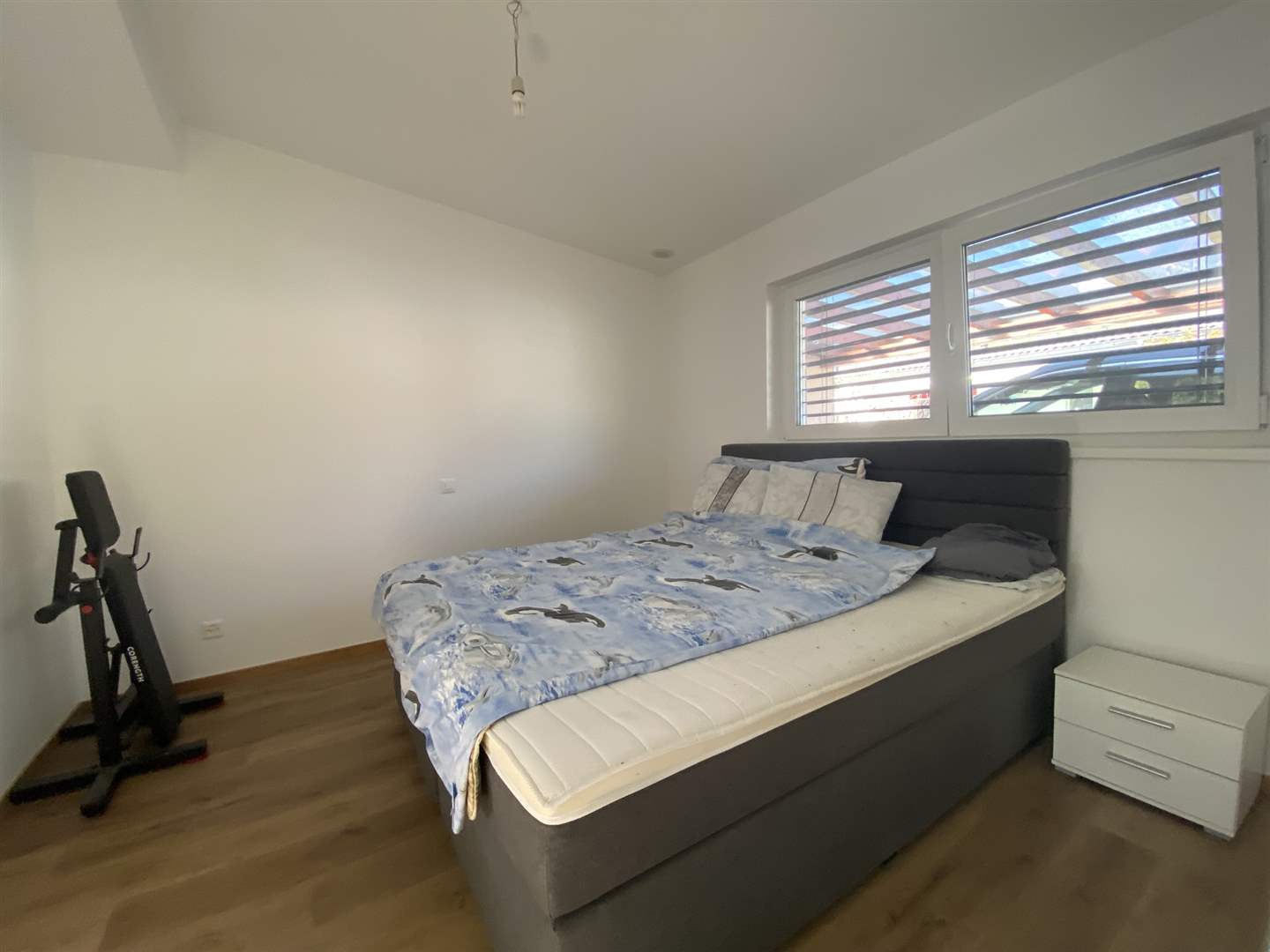 Schlafzimmer mit Bett und Fenster