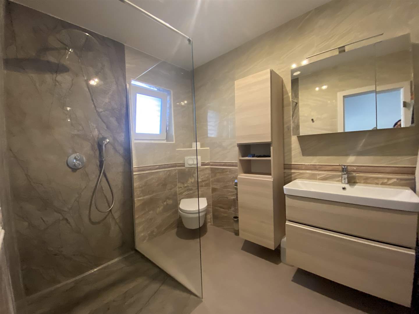 Modernes Badezimmer mit Glasdusche und Waschtisch