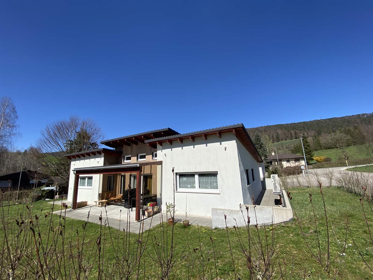 Modernes Einfamilienhaus in grüner Hanglage