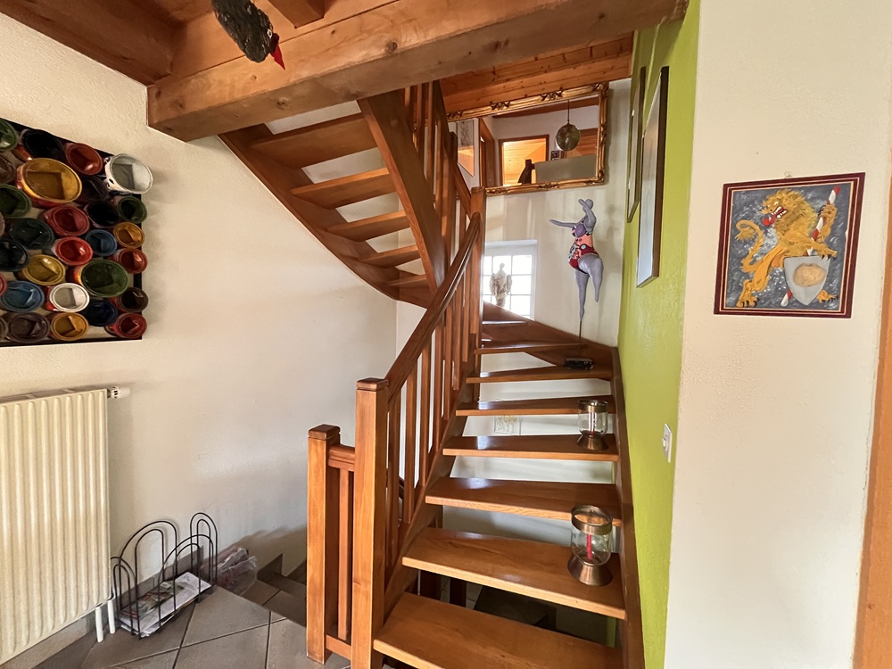 Treppenhaus mit Holztreppe