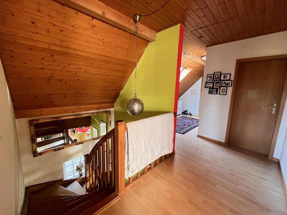 Dachgeschoss-Flur mit Treppe