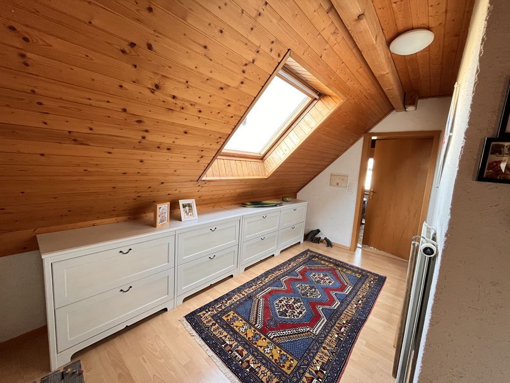 Dachgeschossflur mit Holzverkleidung