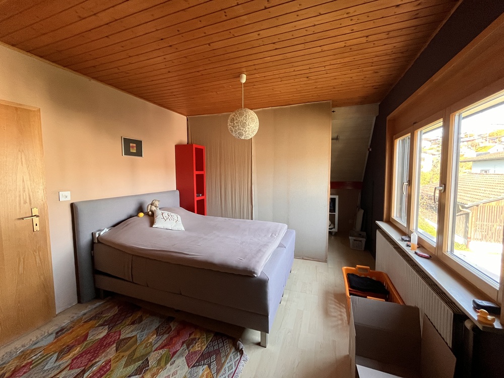 Gemütliches Schlafzimmer mit Holzdecke