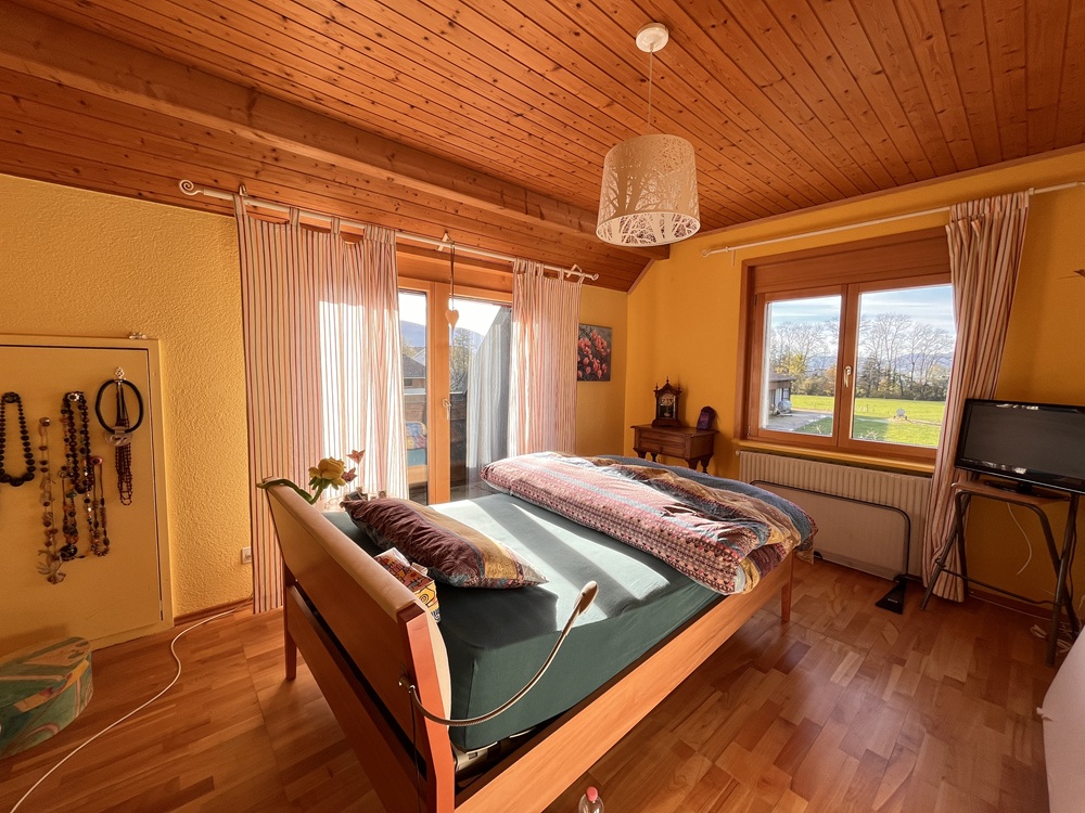 Gemütliches Schlafzimmer mit Holzausstattung