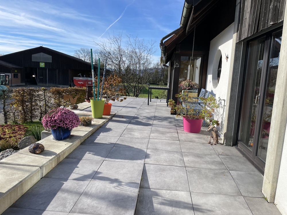 Terrasse mit Pflanzkübeln und Blick ins Grüne