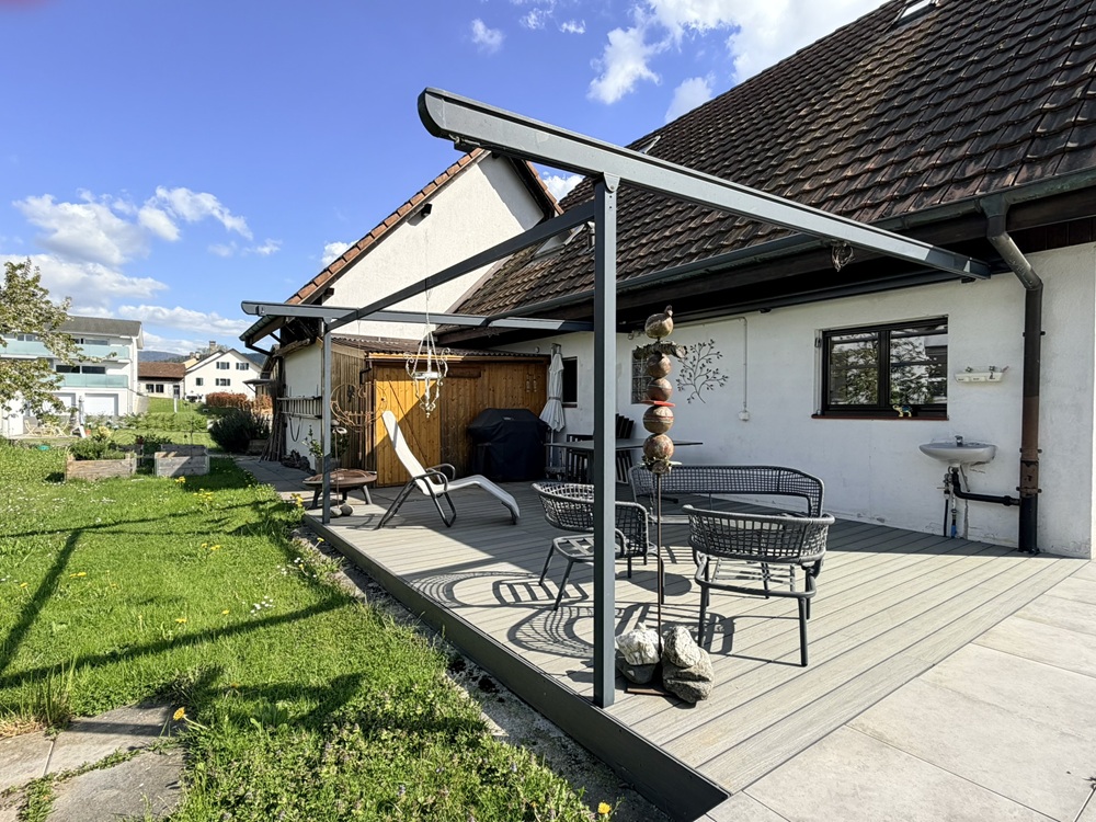 Überdachte Terrasse mit Gartenblick