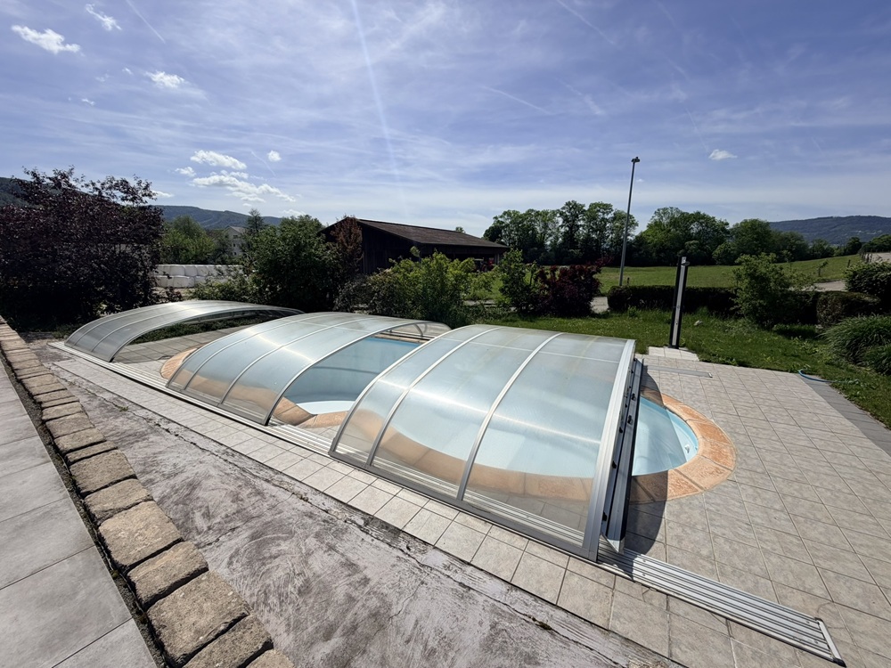 Überdachter Außenpool mit Terrasse