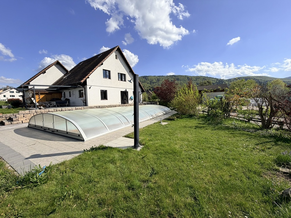 Einfamilienhaus mit Garten und Poolabdeckung