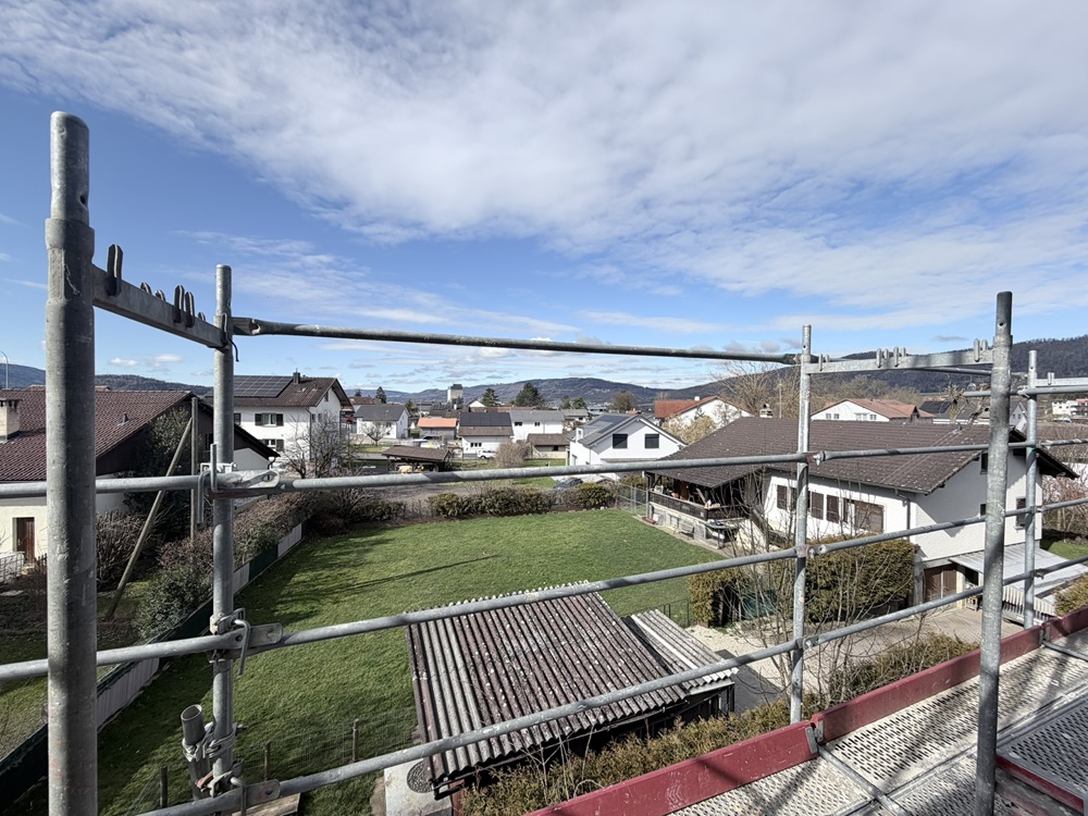 Blick über ein Wohngebiet mit Gerüst im Vordergrund