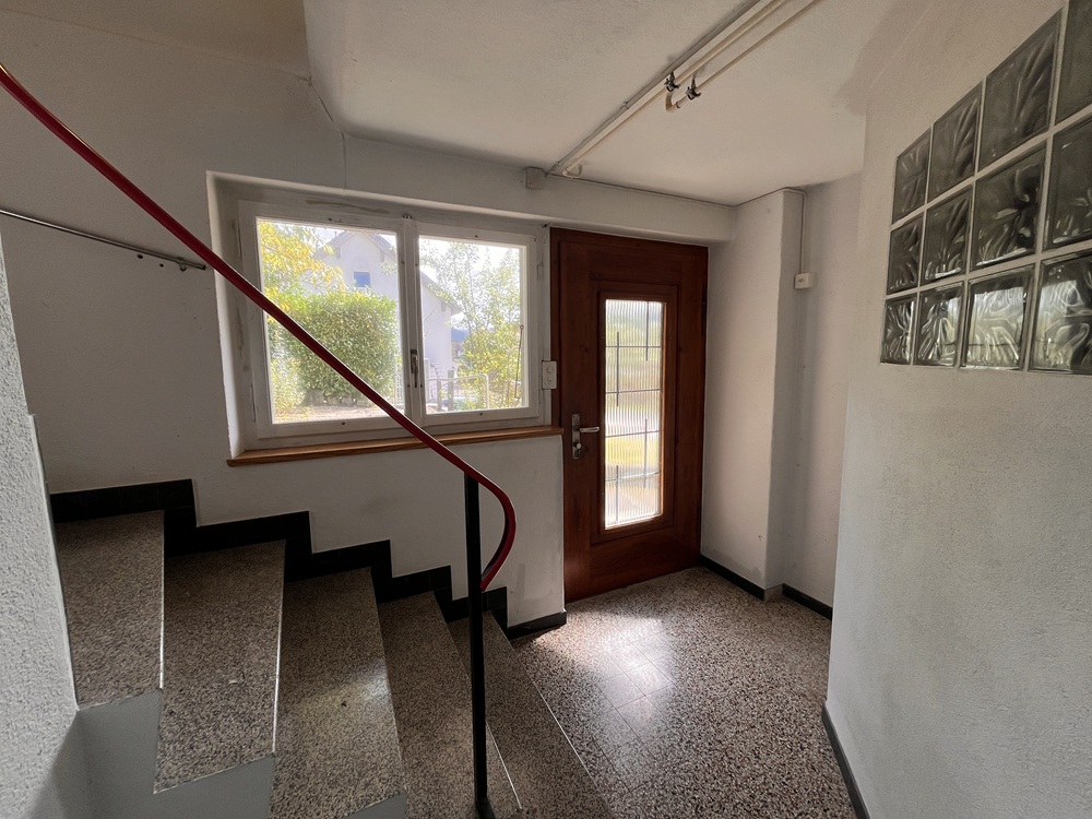 Treppenhaus mit Eingangstür