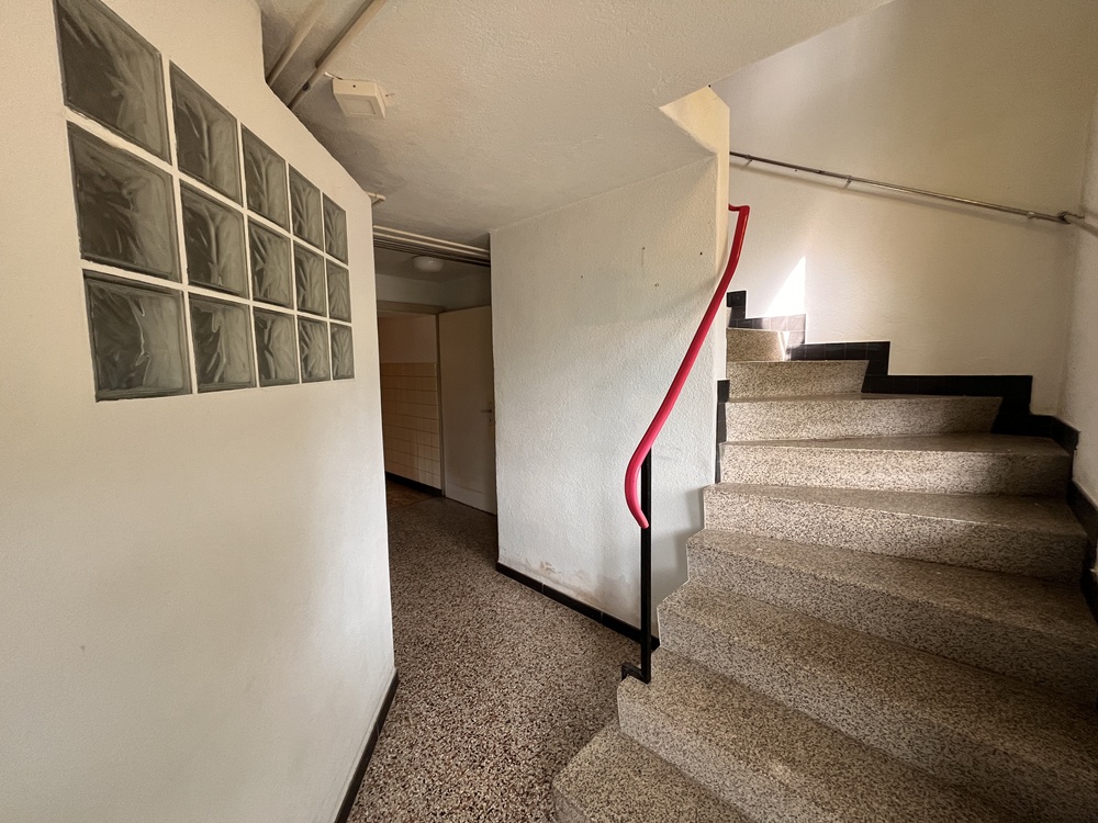 Treppenhaus mit Glasbausteinwand