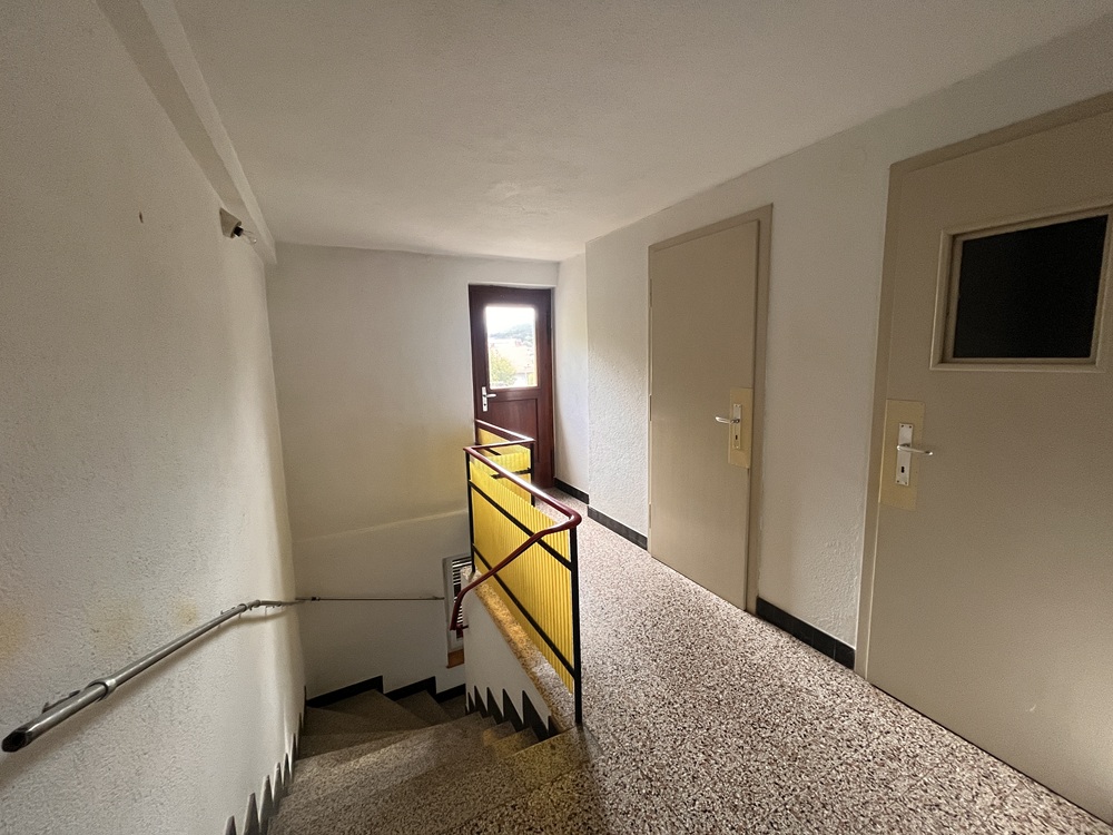 Treppenhausflur mit Türen