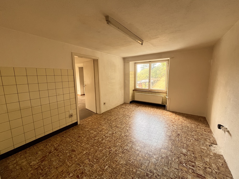 Renovierungsbedürftiger leerer Raum mit Fenster