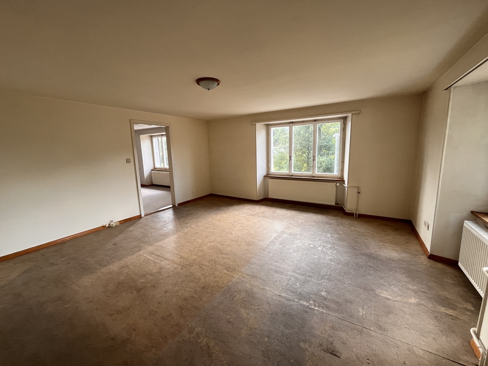 Leeres Wohnzimmer mit Fenster