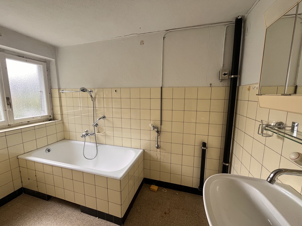 Badezimmer mit Wanne und Waschbecken
