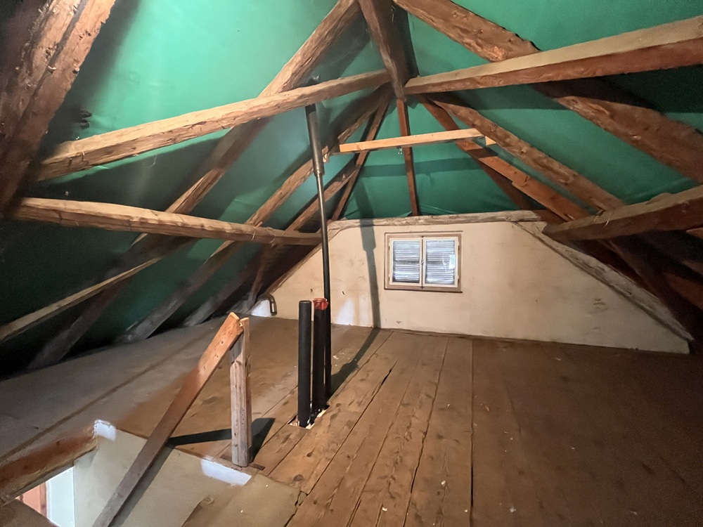 Dachboden mit sichtbarem Holzgebälk