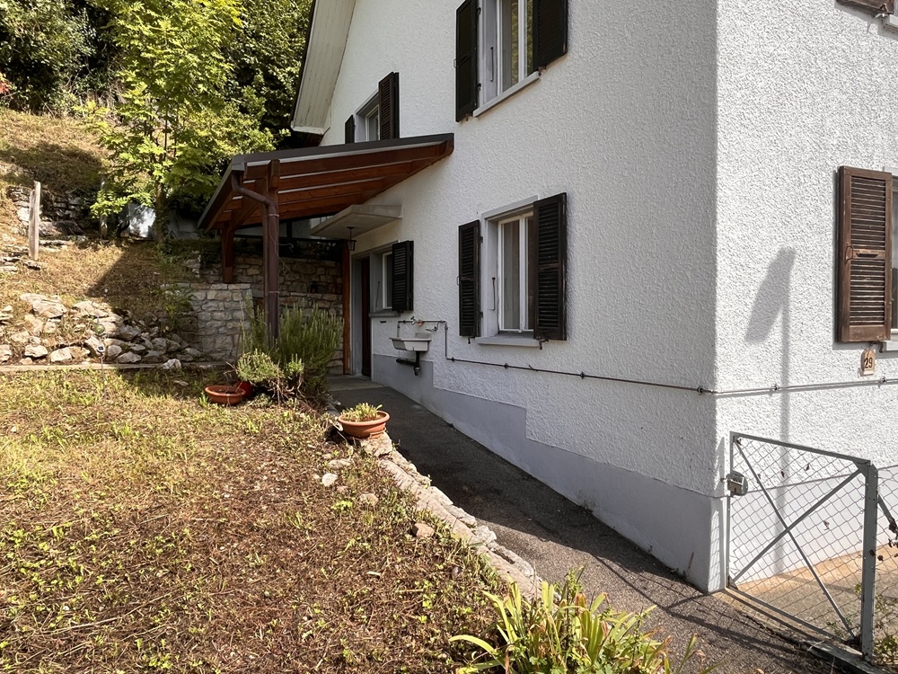Außenansicht eines Wohnhauses mit Gartenzugang