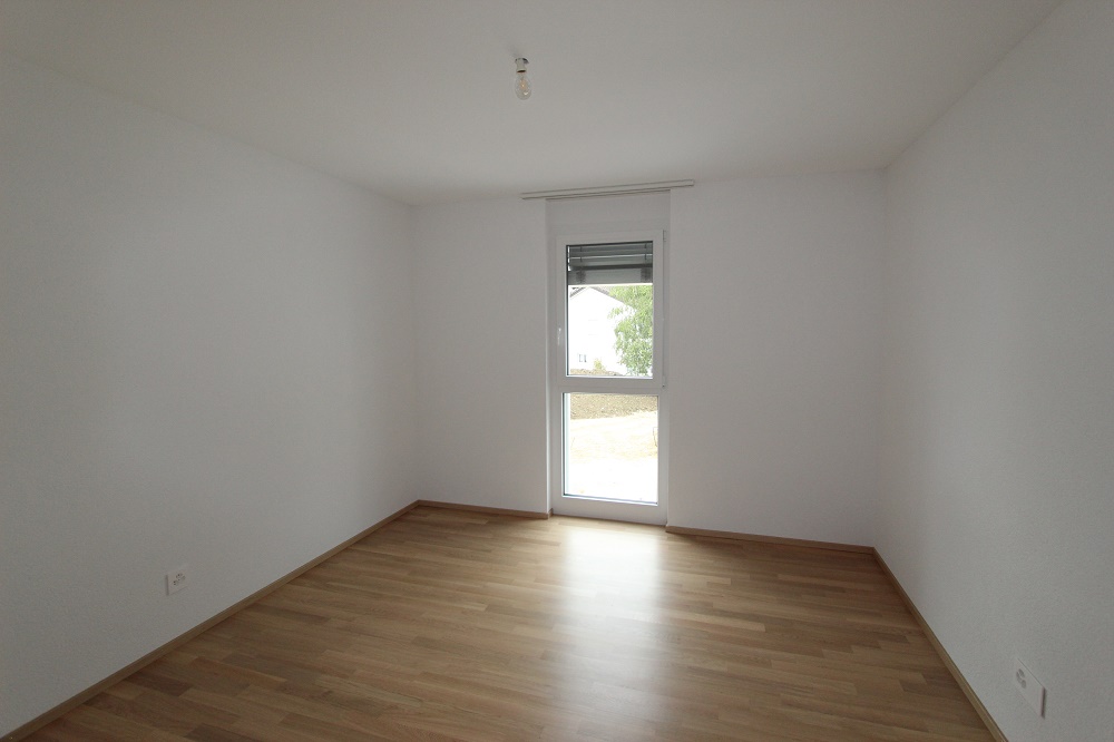 Leeres Zimmer mit Fenster