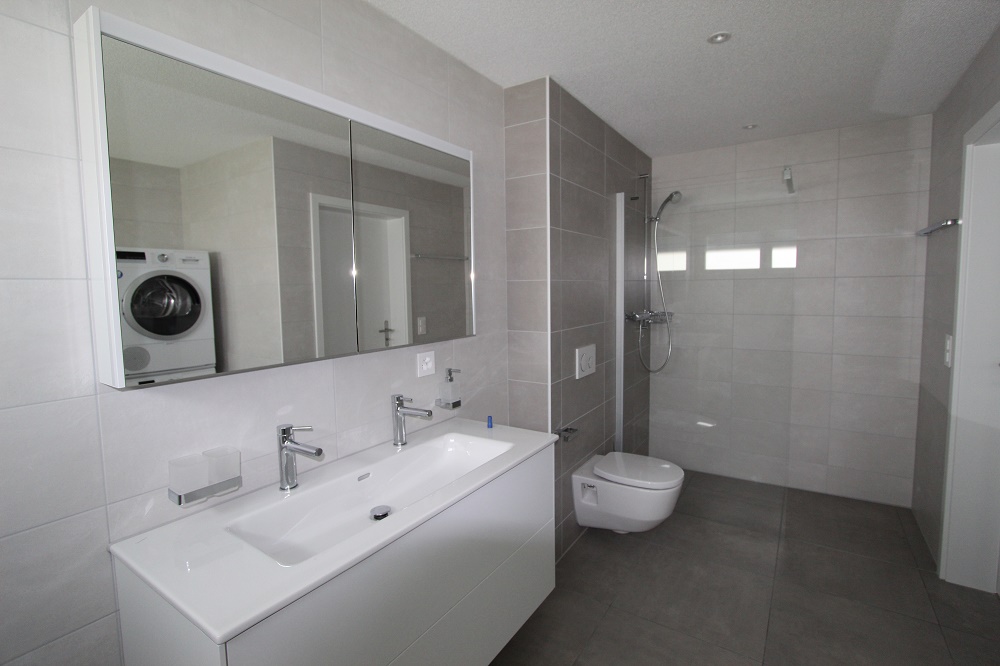 Modernes Badezimmer mit Doppelwaschbecken und Walk-in-Dusche