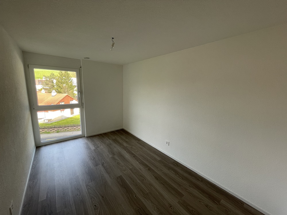 Leerer Wohnraum mit Fenster