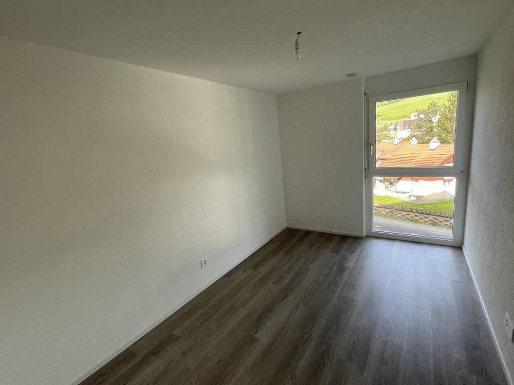 Leeres Zimmer mit Fensterblick