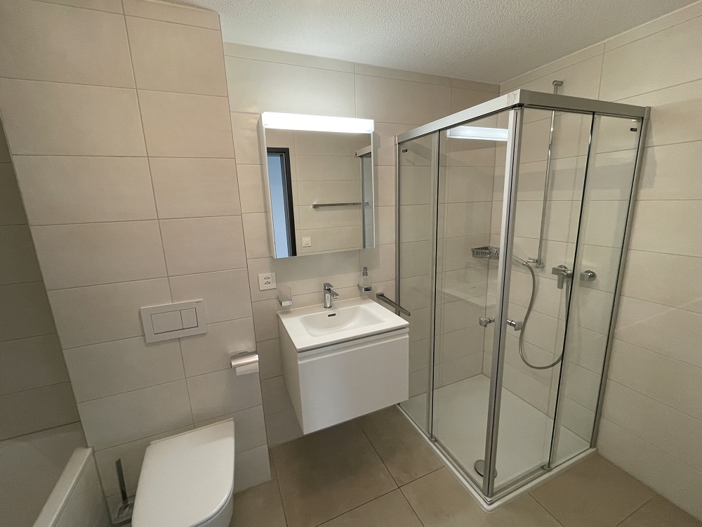 Modernes Badezimmer mit Duschkabine