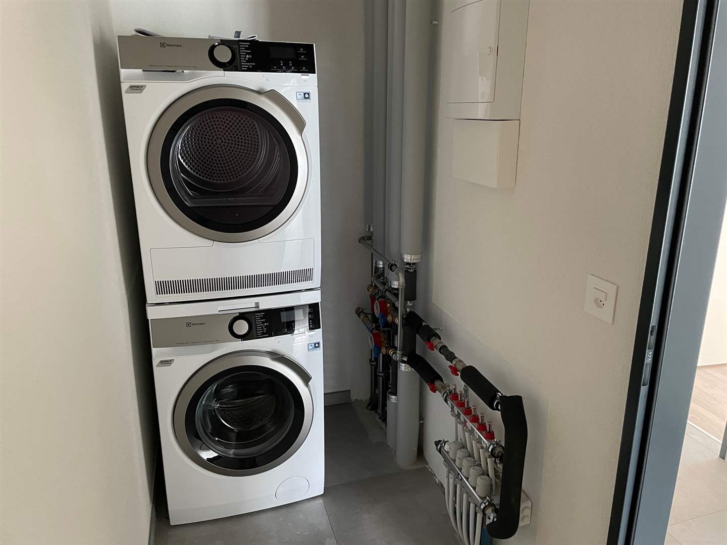 Hauswirtschaftsraum mit Geräten und Technikinstallation