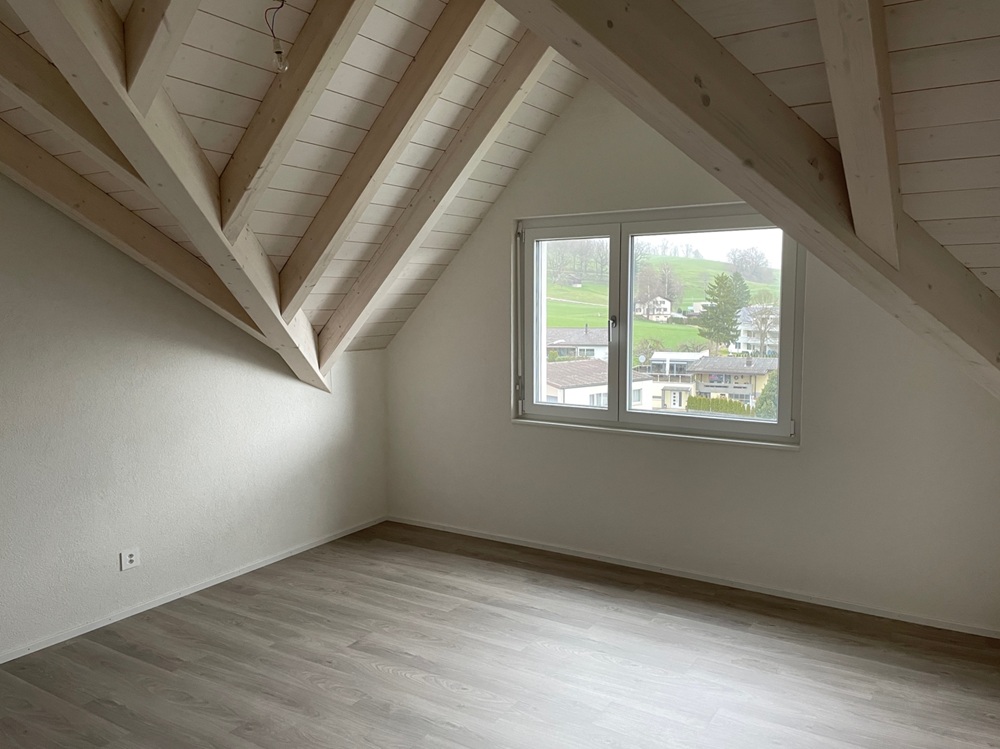 Ausgebauter Dachraum mit sichtbaren Dachbalken