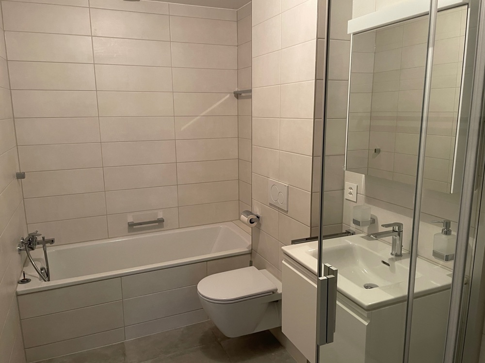 Modernes Bad mit Badewanne, Waschtisch und Wand-WC