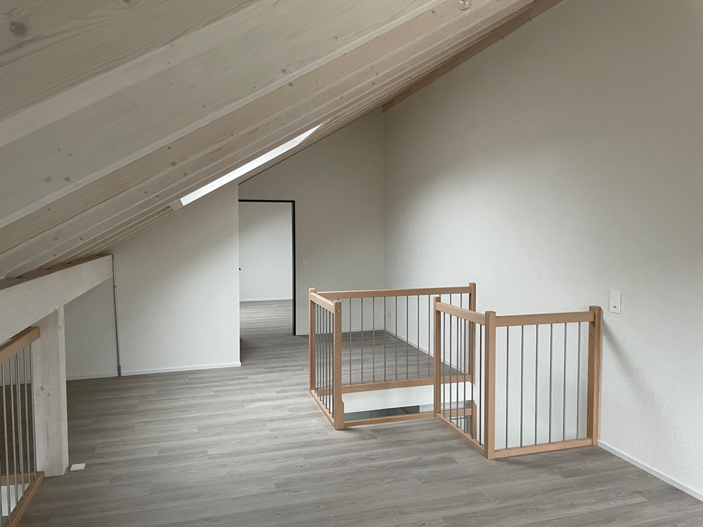 Ausgebauter Dachbodenflur mit Galerie und Treppenöffnung