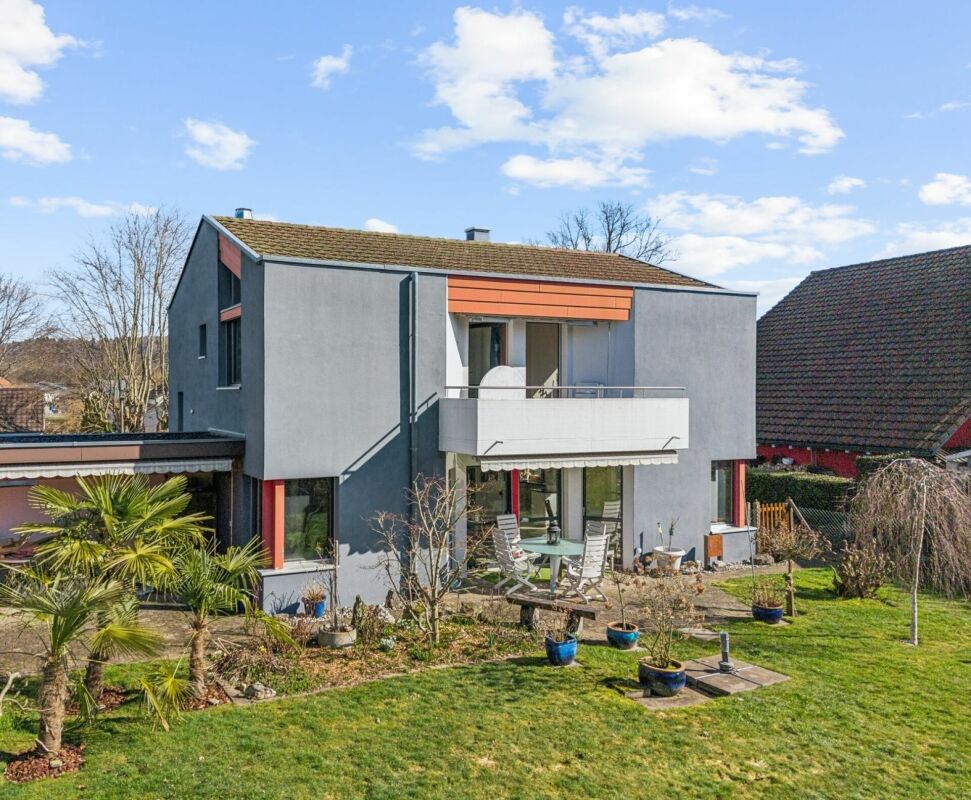 Modernes Einfamilienhaus mit Garten